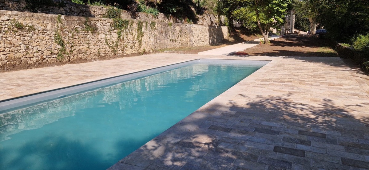 Piscine coque installée dans un jardin
