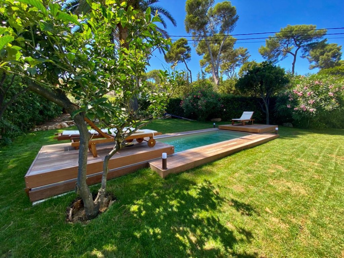 Piscine en kit aluminium montée dans un jardin